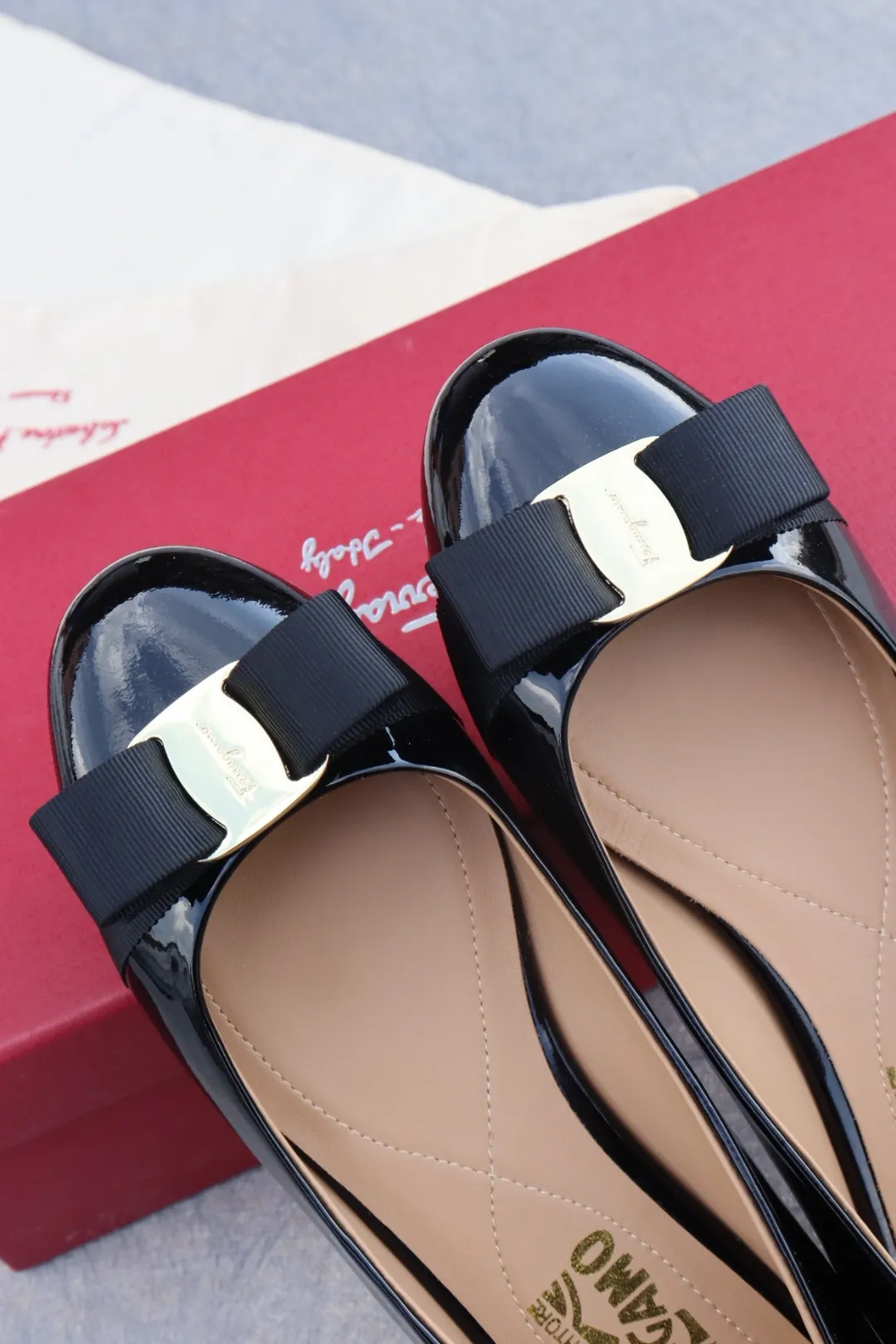 👟👟Ex-factory price 480👟👟 Women's shoes Women's clothing Women's shoes Women's clothing Salvatore Ferragamo SF classic 🌪 Heel height: flat (leather buckle) Upper: imported cow patent leather 🌹 Lining: sheepskin Feet: sheepskin Code number: 35-39 standard code [34, 40, 41 codes can be customized]